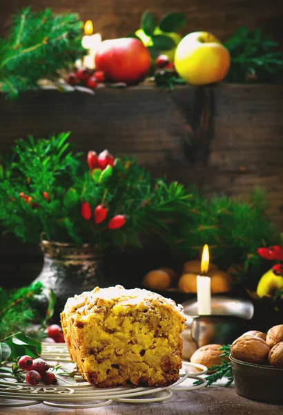 Weihnachtsäpfelkuchen auf weihnachtlichem rustikalem Hintergrund. — Stockfoto