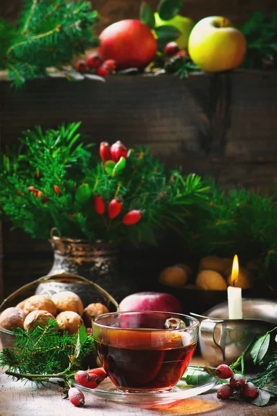 Taza de té de brezo en un fondo rústico de Navidad. — Foto de Stock