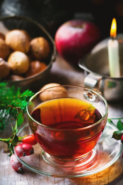Kopje briar thee op een rustieke achtergrond van Kerstmis. — Stockfoto