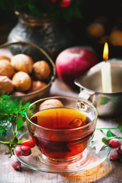 Tasse briar tea auf weihnachtlichem rustikalem Hintergrund. — Stockfoto