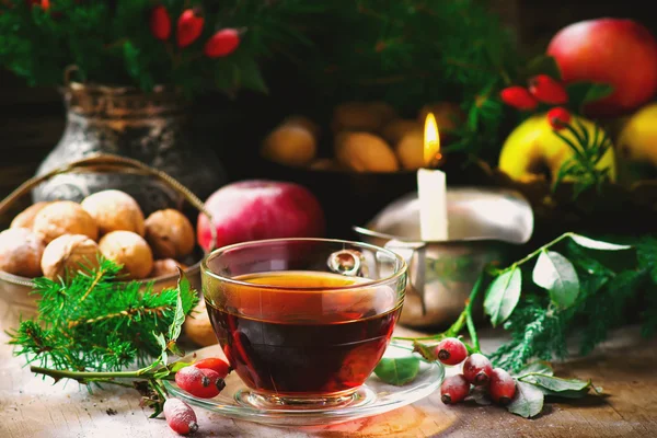 Tasse briar tea auf weihnachtlichem rustikalem Hintergrund. — Stockfoto