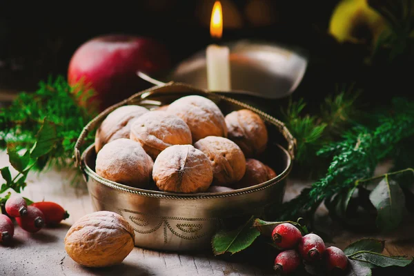 Nueces sobre un fondo rústico de Navidad — Foto de Stock