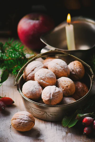 Nueces sobre un fondo rústico de Navidad — Foto de Stock