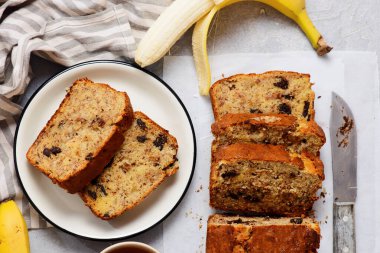 Çikolata dilimli muzlu ekmek. Üst veiw. Seçici odaklanma.