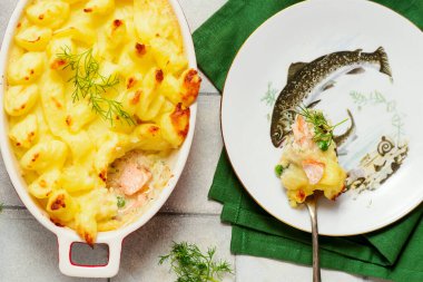 Somon balıklı çoban turtası, yeşil bezelye, tavada pişirilmiş patates püresi.