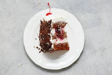 Geleneksel kirazlı Alman çikolatalı keki, Kara Orman pastası.