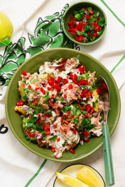 Tunayla ezilmiş patates salatası. Seçici odaklanma. Üst veiw