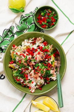 Tunayla ezilmiş patates salatası. Seçici odaklanma. Üst veiw