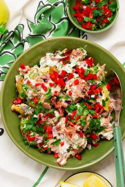 Tunayla ezilmiş patates salatası. Seçici odaklanma. Üst veiw