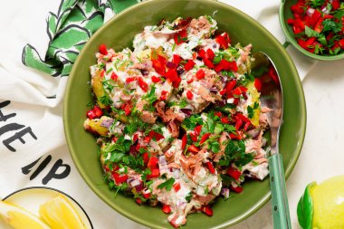 Tunayla ezilmiş patates salatası. Seçici odaklanma. Üst veiw