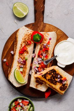 Tavuk, peynir, yoğurt sosu ve sebze soslu burrito. Tex-Mexico. Seçici odaklanma. Üst veiw