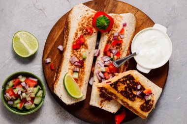 Tavuk, peynir, yoğurt sosu ve sebze soslu burrito. Tex-Mexico. Seçici odaklanma. Üst veiw