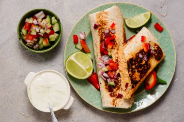 Tavuk, peynir, yoğurt sosu ve sebze soslu burrito. Tex-Mexico. Seçici odaklanma. Üst veiw