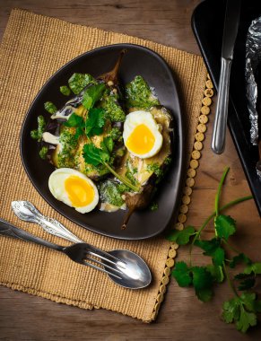 yumurta ve iki soslar ile fırında patlıcan