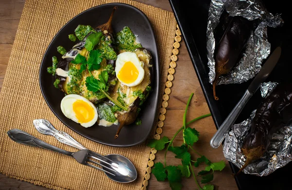 As berinjelas cozidas no forno com ovo e dois molhos — Fotografia de Stock