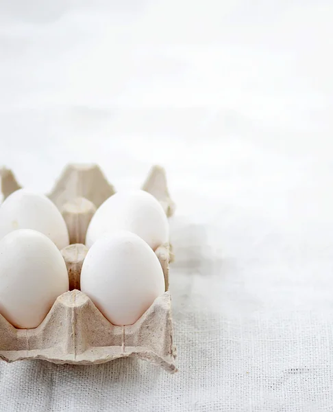 Органические, белые яйца — стоковое фото