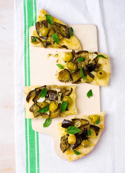 Pizza med aubergine skuren med bitar — Stockfoto