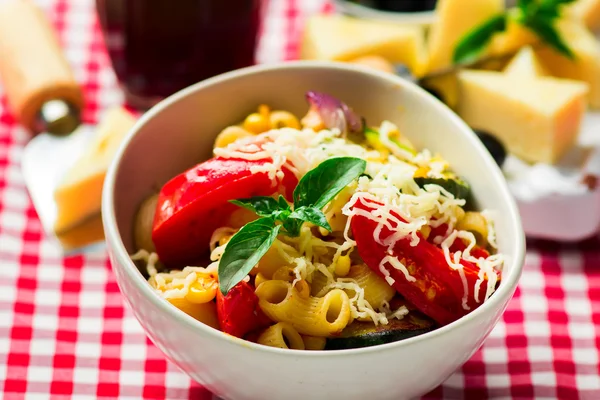 Espaguetis con verduras, tomates y albahaca — Foto de Stock