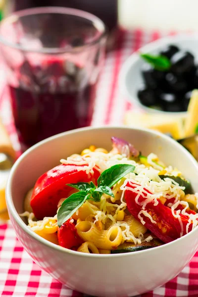 Espaguetis con verduras, tomates y albahaca — Foto de Stock