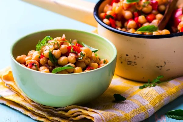 Guisado grão-de-bico com legumes. prato vegetariano . — Fotografia de Stock