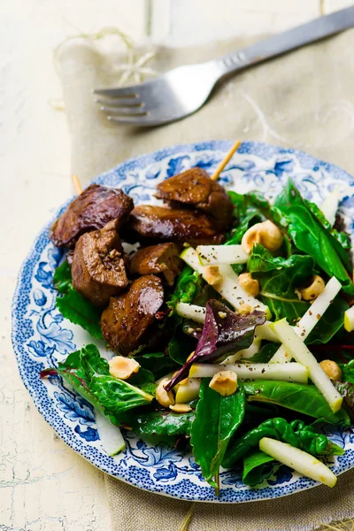 Ensalada con manzanas y un hígado de pollo o —  Fotos de Stock