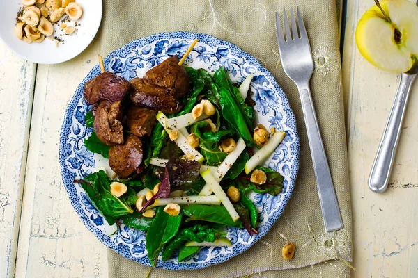 Ensalada con manzanas y un hígado de pollo o —  Fotos de Stock