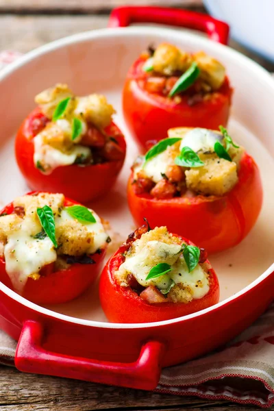 Gebakken gevulde tomaten — Stockfoto