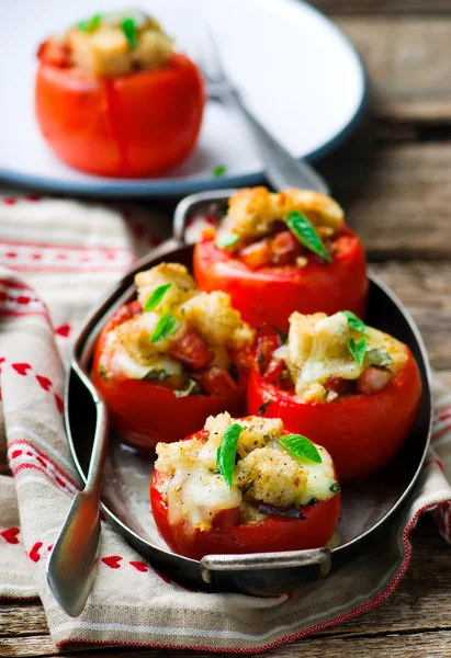 Baked stuffed tomatoes — Stock Photo, Image