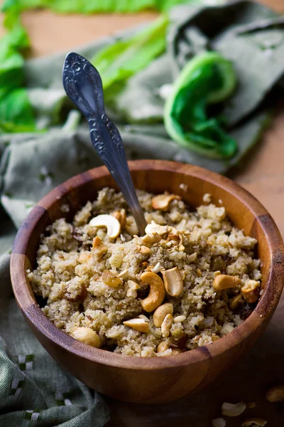 Blumenkohl-Couscous mit Nüssen und Rosinen. — Stockfoto