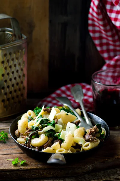 Pasta con bietola svizzera — Foto Stock