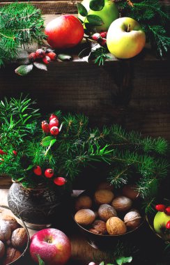 Yeni yıl natürmort ile elma, fındık ve köknar ağacı dalları.