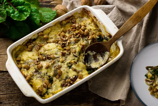 Gratinado de uma acelga suíça com queijo e noz . — Fotografia de Stock