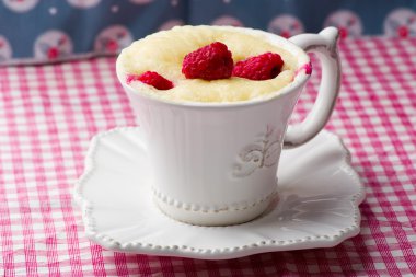 mikrodalga fırında hazırlanmış kupa kek