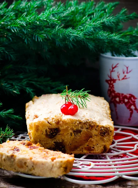 Weihnachtskuchen auf weihnachtlichem rustikalen Hintergrund. — Stockfoto