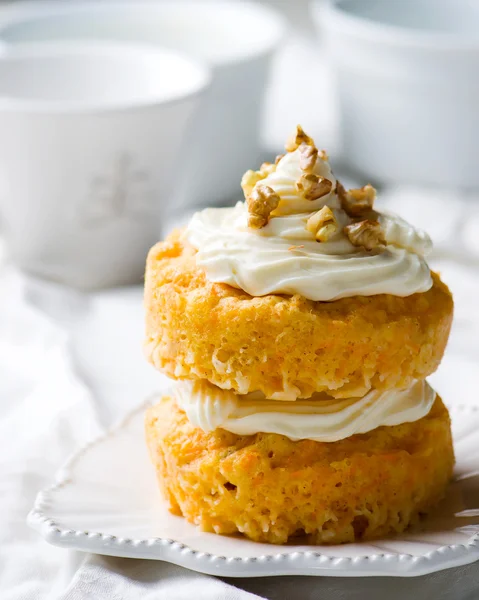 Tasse Kuchen in der Mikrowelle zubereitet — Stockfoto