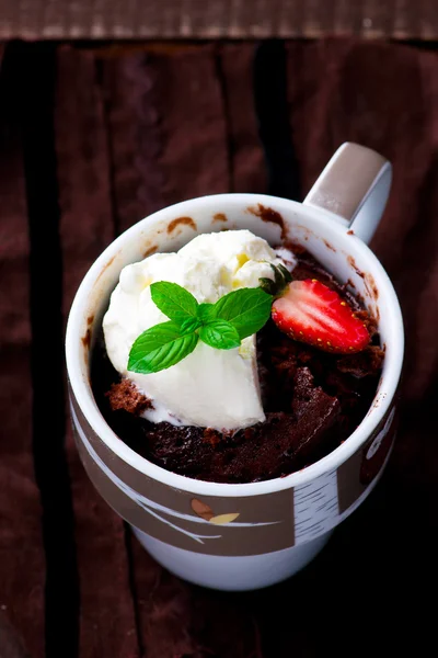 Bolo de caneca preparado em microondas — Fotografia de Stock