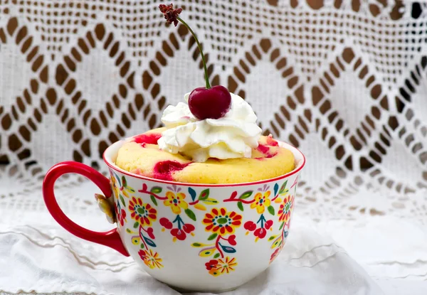 Mug cake disiapkan dalam microwave — Stok Foto