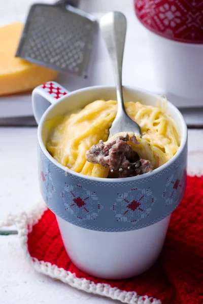 Espaguetis en una taza preparada en microondas —  Fotos de Stock