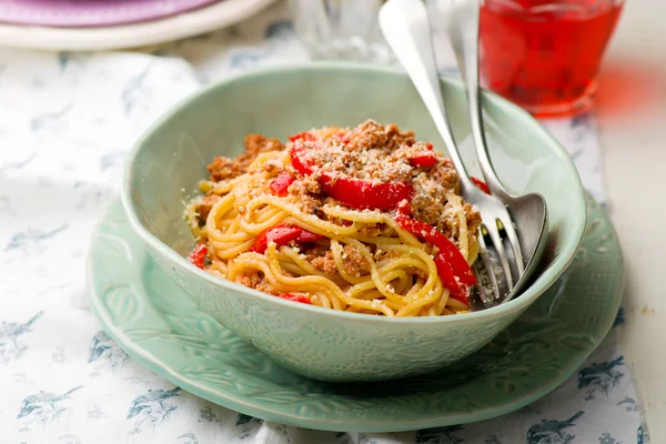 Spaghetti with ground meat and pepper — Stock Photo, Image