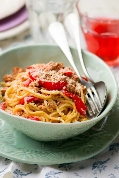 Spaghetti with ground meat and pepper — Stock Photo, Image