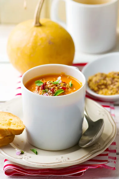 Тыквенный суп в белой кружке — стоковое фото