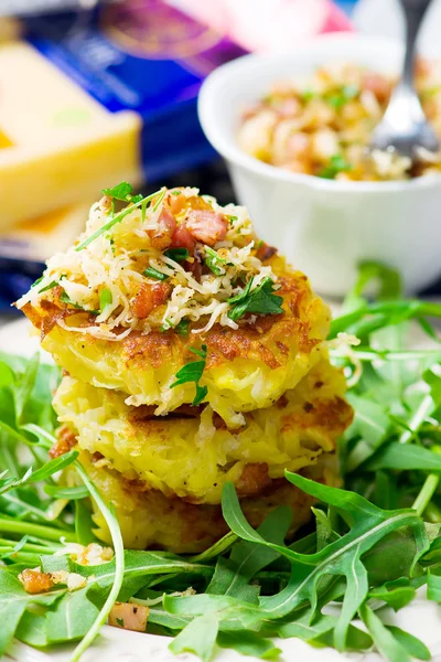 Buñuelos de patata con ensalada verde —  Fotos de Stock