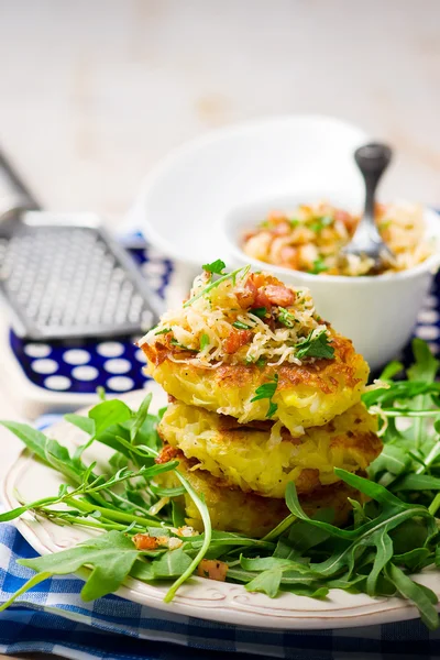 Aardappel beignets met een groene salade — Stockfoto