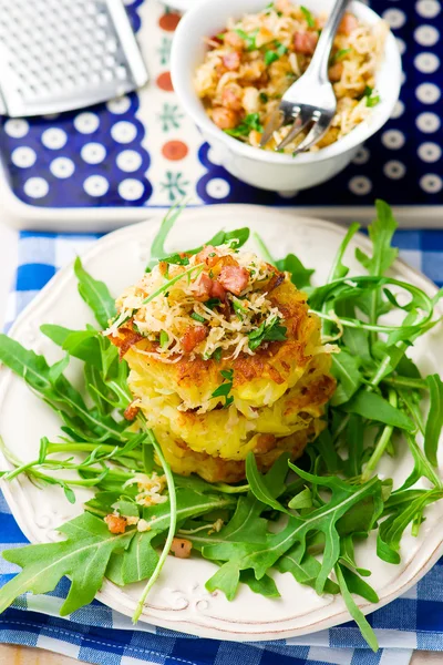 Buñuelos de patata con ensalada verde — Foto de Stock