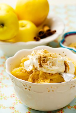 krem şanti ile elma tatlısı