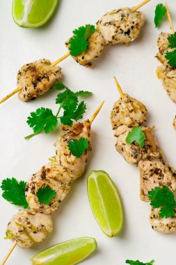 Tavuk kebabı skevers üzerinde