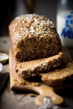 kepek ve ayçiçeği tohumu ile pasta 
