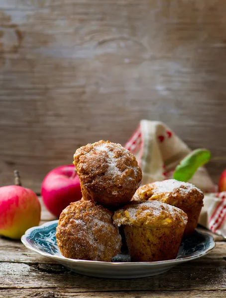 Кексы с яблоками и овсяными хлопьями — стоковое фото