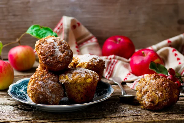 Muffins com maçãs e flocos de aveia — Fotografia de Stock