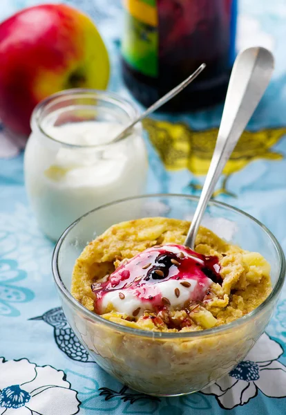 Farina d'avena al forno con frutta, yogurt e miele — Foto Stock